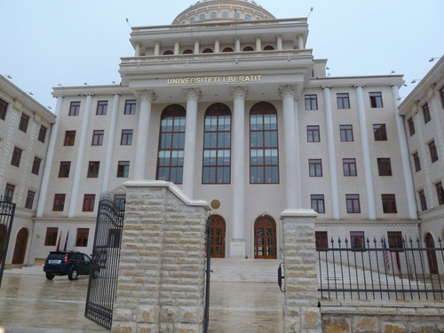 Zwanzig Jahre nach dem politischen Umbruch sucht Albanien Anschluss an Europa. Rechts- und Politikstrukturen sind auf dem Weg, die Wirtschaft boomt dank dem immensen Nachholbedarf beim Bauen und Konsumieren. Albaniens Hauptstadt Tirana ist in nur einer Generation von 100.000 auf über 500.000 Einwohner gewachsen. Im Bild: Ein Bewunderer der USA hat in der pittoresken Stadt Berati eine Universität im Stile des Kapitols erbaut.