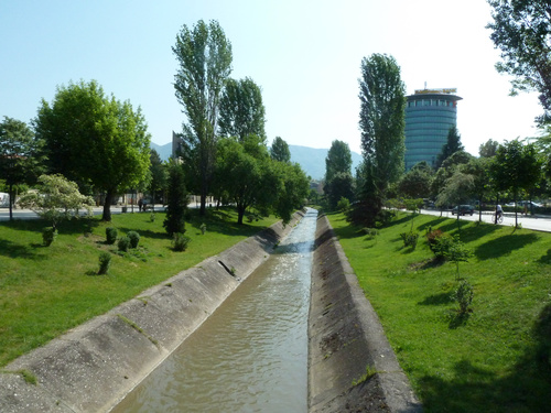 Zwanzig Jahre nach dem politischen Umbruch sucht Albanien Anschluss an Europa. Rechts- und Politikstrukturen sind auf dem Weg, die Wirtschaft boomt dank dem immensen Nachholbedarf beim Bauen und Konsumieren. Albaniens Hauptstadt Tirana ist in nur einer Generation von 100.000 auf über 500.000 Einwohner gewachsen. Im Bild: Abwasserkanal im Zentrum von Tirana. 