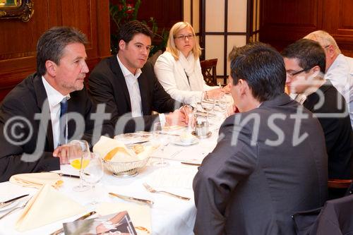 (c) fotodienst / Anna Rauchenberger - Wien, am 09.09.2010 -  Der deutsche Modeversender bonprix, ein Unternehmen der Otto Group, kommt nach Österreich. Die erste Filiale in Österreich wird heute im Wiener Neustädter Cine Nova Center der UBM Realitätenentwicklung AG eröffnet, eine weitere in Leibnitz. Anlässlich der Eröffnung fand heute im Radisson SAS Hotel eine Pressekonferenz in kleinem Rahmen statt. FOTO v.l.: Mag. Karl Bier, CEO von UBM Realitätenentwicklung AG, Dr. Markus Janz von bonprix Handelsgesellschaft mbH