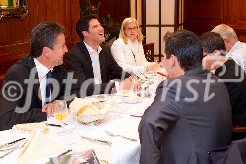 (c) fotodienst / Anna Rauchenberger - Wien, am 09.09.2010 -  Der deutsche Modeversender bonprix, ein Unternehmen der Otto Group, kommt nach Österreich. Die erste Filiale in Österreich wird heute im Wiener Neustädter Cine Nova Center der UBM Realitätenentwicklung AG eröffnet, eine weitere in Leibnitz. Anlässlich der Eröffnung fand heute im Radisson SAS Hotel eine Pressekonferenz in kleinem Rahmen statt. FOTO v.l.: Mag. Karl Bier, CEO von UBM Realitätenentwicklung AG, Dr. Markus Janz von bonprix Handelsgesellschaft mbH