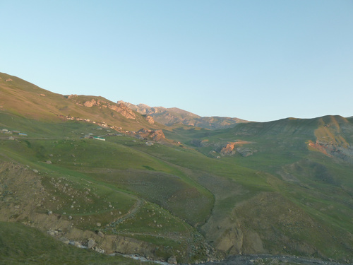 Anfahrt von Xinaliq über hochgelegene Bergdörfer: Ein pressetext-Team bestieg auf Einladung des aserischen Umweltministeriums und der Bergsportförderation FAIREX den höchsten Berg Aserbaidschans. Er liegt im größten Nationalpark des Kaukasus, dem 