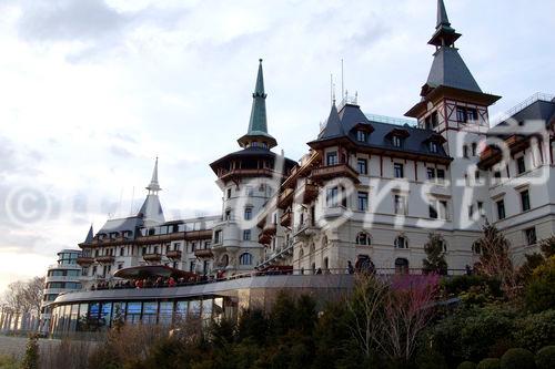 Zürich’s Schloss fürs 21. Jahrhunder.Das Dolder Grand eröffnete nach vierjähriger 
Bauzeit und 440 Mio. CHF Investitionen seine Tore für drei Tage der Öffentlichkeit. 
Der Andrang war gross, die Besucher mussten stundenlang auf den Einlass warten. 
400 Mitarbeiter sorgen für den Betrieb der 173 Zimmer und Suiten ab 850 Franken 
nis 14'000 Franken pro Nacht für die denkmalgeschützte Turmsuite. Der Spa breitet
sich auf über 4000 m2 aus. Designed wurde er von der Spa-Päpstin Sylvia Sepielli.
Luxushotel, Luxus-Spa, Wellness, Fitness, Hauben-Gastronomie, Haut-Cuisine, 
Restaurants. Inneneinrichtung, Architektur Stararchitekt Norman Foster. 

The Dolder Grand reopening after 4 four years of construction and a bill over 
440 Million Swiss Francs for the whole investment of Zürich’s most luxury hotel. 
440 employees are looking after the guests in the 173 rooms and suites that will 
cost from 850 Swiss Francs up to 14’000 Swiss Francs per night and person in the 
Maestro-Suite. Wellness, Wellbeing, Beauty & Spa, Fitness, Restaurants, Design,
architecture (Norman Foster), building, renovation, restauration. 
