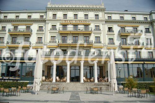 Die Belle Epoque-Fassade des Beau Rivage Palace Hotels in Lausanne, das zu den Swiss Deluxe Hotels und zu den Leading Hotels of the world gehört.