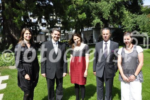 Kulturwissenschaftlerin Cordula Seger, SDH-Geschäftsführer Fiorenzo Fässler, Autorin Zoe Jenny, SDH-Präsident Jan E. Brucker und Violanta von Salis an der Jahreskonferenz im Garten des Baur au Lac anlässlich der Vorstellung des  Writers in Residence Projektes. 