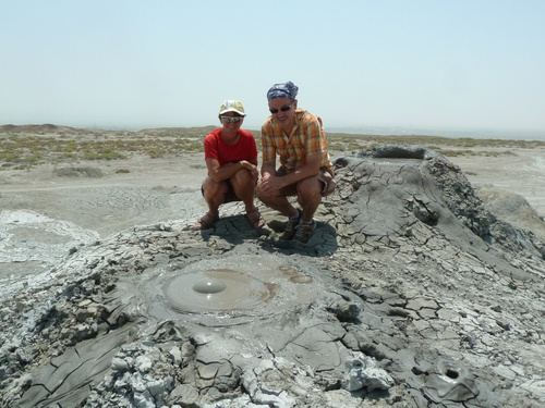 Touristenmagnet in Aserbaidschan: Blubbernde Schlammvulkane, aus denen Erdgas entweicht.

Die Kaukasusrepublik Aserbaidschan hat viele Highlights für Besucher zu bieten, Naturwunder wie brennende Berge und Schlammvulkane, jahrtausende alte Felszeichnungen aus der Urzeit des Menschen, antike Feuertempel und Paläste aus tausendundeiner Nacht, Nationalparks für Vogelbeobachter ebenso wie moderne Hotels an den weiten Sandstränden des Kaspischen Meeres. Jetzt will das Land auch touristisch in die Offensive gehen.