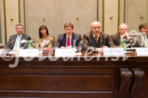 (c) fotodienst / Anna Rauchenberger - Wien, am 02.09.2010 -  Heute fand im Haus der Industrie die Generalversammlung des Wirtschaftsforums der Führungskräfte statt, wobei das Präsidium und der Bundesvorstand neu gewählt wurde. Im Anschluss an die Generalversammlung gab es einen Festvortrag zum Thema: 'Ausnahmezustand - Kommunikation abseits des Gewohnten -  Wie Sie trotz Veränderung im Unternehmen Vertrauen schaffen'