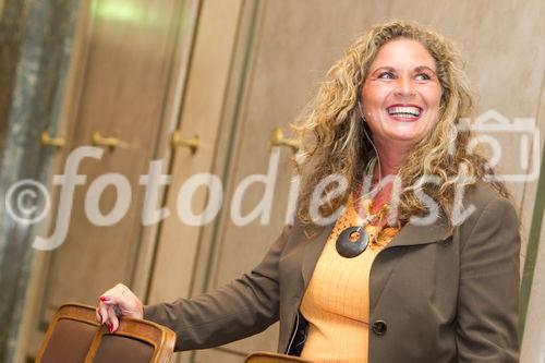 (c) fotodienst / Anna Rauchenberger - Wien, am 02.09.2010 -  Heute fand im Haus der Industrie die Generalversammlung des Wirtschaftsforums der Führungskräfte statt, wobei das Präsidium und der Bundesvorstand neu gewählt wurde. Im Anschluss an die Generalversammlung gab es einen Festvortrag zum Thema: 'Ausnahmezustand - Kommunikation abseits des Gewohnten -  Wie Sie trotz Veränderung im Unternehmen Vertrauen schaffen' FOTO: Autorin des Buches und Festrednerin Katja Nagel.