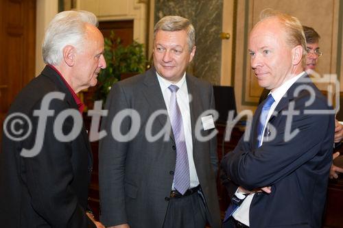 (C) fotodienst.at / Anna Rauchenberger - Wien, am 01.06.2011 - Heute lud das Wirtschaftsforum der Führungskräfte (WdF) zur jährlichen Generalversammlung ins Haus der Industrie. Im Rahmen der Veranstaltung wurden die Agenden des scheidenden Vorsitzenden an den neuen Vorsitzenden übergeben. Das WdF wurde 1979 gegründet und vertritt die Anliegen der österreichischen Führungskräfte, unter anderem als Vertreter im europäischen Dachverband Confédération Européenne des Cadres (CEC). Dem unabhängigen Verein gehören bundesweit knapp 2.800 ManagerInnen an.