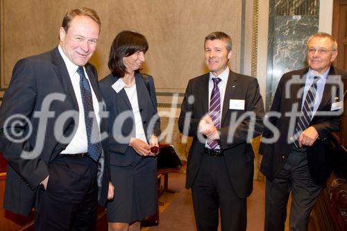 (C) fotodienst.at / Anna Rauchenberger - Wien, am 01.06.2011 - Heute lud das Wirtschaftsforum der Führungskräfte (WdF) zur jährlichen Generalversammlung ins Haus der Industrie. Im Rahmen der Veranstaltung wurden die Agenden des scheidenden Vorsitzenden an den neuen Vorsitzenden übergeben. Das WdF wurde 1979 gegründet und vertritt die Anliegen der österreichischen Führungskräfte, unter anderem als Vertreter im europäischen Dachverband Confédération Européenne des Cadres (CEC). Dem unabhängigen Verein gehören bundesweit knapp 2.800 ManagerInnen an.