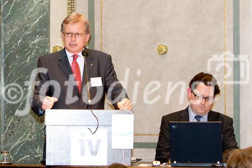 (C) fotodienst.at / Anna Rauchenberger - Wien, am 01.06.2011 - Heute lud das Wirtschaftsforum der Führungskräfte (WdF) zur jährlichen Generalversammlung ins Haus der Industrie. Im Rahmen der Veranstaltung wurden die Agenden des scheidenden Vorsitzenden an den neuen Vorsitzenden übergeben. Das WdF wurde 1979 gegründet und vertritt die Anliegen der österreichischen Führungskräfte, unter anderem als Vertreter im europäischen Dachverband Confédération Européenne des Cadres (CEC). Dem unabhängigen Verein gehören bundesweit knapp 2.800 ManagerInnen an. FOTO: Dr. Paul Jankowitsch, scheidender Vorsitzender des WdF