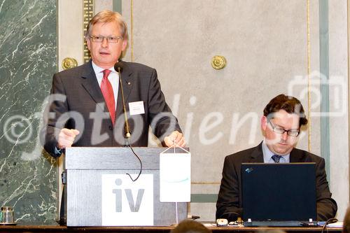 (C) fotodienst.at / Anna Rauchenberger - Wien, am 01.06.2011 - Heute lud das Wirtschaftsforum der Führungskräfte (WdF) zur jährlichen Generalversammlung ins Haus der Industrie. Im Rahmen der Veranstaltung wurden die Agenden des scheidenden Vorsitzenden an den neuen Vorsitzenden übergeben. Das WdF wurde 1979 gegründet und vertritt die Anliegen der österreichischen Führungskräfte, unter anderem als Vertreter im europäischen Dachverband Confédération Européenne des Cadres (CEC). Dem unabhängigen Verein gehören bundesweit knapp 2.800 ManagerInnen an. FOTO: Dr. Paul Jankowitsch, scheidender Vorsitzender des WdF