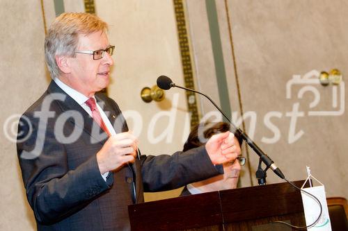 (C) fotodienst.at / Anna Rauchenberger - Wien, am 01.06.2011 - Heute lud das Wirtschaftsforum der Führungskräfte (WdF) zur jährlichen Generalversammlung ins Haus der Industrie. Im Rahmen der Veranstaltung wurden die Agenden des scheidenden Vorsitzenden an den neuen Vorsitzenden übergeben. Das WdF wurde 1979 gegründet und vertritt die Anliegen der österreichischen Führungskräfte, unter anderem als Vertreter im europäischen Dachverband Confédération Européenne des Cadres (CEC). Dem unabhängigen Verein gehören bundesweit knapp 2.800 ManagerInnen an. FOTO: Dr. Paul Jankowitsch, scheidender Vorsitzender des WdF