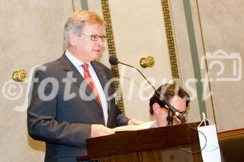 (C) fotodienst.at / Anna Rauchenberger - Wien, am 01.06.2011 - Heute lud das Wirtschaftsforum der Führungskräfte (WdF) zur jährlichen Generalversammlung ins Haus der Industrie. Im Rahmen der Veranstaltung wurden die Agenden des scheidenden Vorsitzenden an den neuen Vorsitzenden übergeben. Das WdF wurde 1979 gegründet und vertritt die Anliegen der österreichischen Führungskräfte, unter anderem als Vertreter im europäischen Dachverband Confédération Européenne des Cadres (CEC). Dem unabhängigen Verein gehören bundesweit knapp 2.800 ManagerInnen an. FOTO: Dr. Paul Jankowitsch, scheidender Vorsitzender des WdF