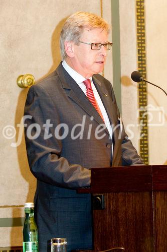 (C) fotodienst.at / Anna Rauchenberger - Wien, am 01.06.2011 - Heute lud das Wirtschaftsforum der Führungskräfte (WdF) zur jährlichen Generalversammlung ins Haus der Industrie. Im Rahmen der Veranstaltung wurden die Agenden des scheidenden Vorsitzenden an den neuen Vorsitzenden übergeben. Das WdF wurde 1979 gegründet und vertritt die Anliegen der österreichischen Führungskräfte, unter anderem als Vertreter im europäischen Dachverband Confédération Européenne des Cadres (CEC). Dem unabhängigen Verein gehören bundesweit knapp 2.800 ManagerInnen an. FOTO: Dr. Paul Jankowitsch, scheidender Vorsitzender des WdF