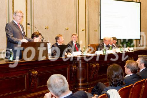 (C) fotodienst.at / Anna Rauchenberger - Wien, am 01.06.2011 - Heute lud das Wirtschaftsforum der Führungskräfte (WdF) zur jährlichen Generalversammlung ins Haus der Industrie. Im Rahmen der Veranstaltung wurden die Agenden des scheidenden Vorsitzenden an den neuen Vorsitzenden übergeben. Das WdF wurde 1979 gegründet und vertritt die Anliegen der österreichischen Führungskräfte, unter anderem als Vertreter im europäischen Dachverband Confédération Européenne des Cadres (CEC). Dem unabhängigen Verein gehören bundesweit knapp 2.800 ManagerInnen an. FOTO v.l.: Dr. Paul Jankowitsch, scheidender Vorsitzender des WdF (am Rednerpult), Mag. Roland Graf, Gen. Dir. KR Karl Javurek, neuer Vorsitzender des WdF, KR Viktor Wagner,  DI Christian Kehrer, Mag. Christian Domany, RA Dr. Philipp Lettowsky