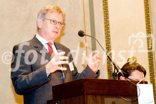 (C) fotodienst.at / Anna Rauchenberger - Wien, am 01.06.2011 - Heute lud das Wirtschaftsforum der Führungskräfte (WdF) zur jährlichen Generalversammlung ins Haus der Industrie. Im Rahmen der Veranstaltung wurden die Agenden des scheidenden Vorsitzenden an den neuen Vorsitzenden übergeben. Das WdF wurde 1979 gegründet und vertritt die Anliegen der österreichischen Führungskräfte, unter anderem als Vertreter im europäischen Dachverband Confédération Européenne des Cadres (CEC). Dem unabhängigen Verein gehören bundesweit knapp 2.800 ManagerInnen an. FOTO: Dr. Paul Jankowitsch, scheidender Vorsitzender des WdF