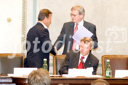 (C) fotodienst.at / Anna Rauchenberger - Wien, am 01.06.2011 - Heute lud das Wirtschaftsforum der Führungskräfte (WdF) zur jährlichen Generalversammlung ins Haus der Industrie. Im Rahmen der Veranstaltung wurden die Agenden des scheidenden Vorsitzenden an den neuen Vorsitzenden übergeben. Das WdF wurde 1979 gegründet und vertritt die Anliegen der österreichischen Führungskräfte, unter anderem als Vertreter im europäischen Dachverband Confédération Européenne des Cadres (CEC). Dem unabhängigen Verein gehören bundesweit knapp 2.800 ManagerInnen an. FOTO v.l.: Shake-Hands neuer Vorsitzender des WdF, Gen. Dir. KR Karl Javurek, und Dr. Paul Jankowitsch, scheidender Vorsitzender des WdF