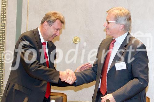 (C) fotodienst.at / Anna Rauchenberger - Wien, am 01.06.2011 - Heute lud das Wirtschaftsforum der Führungskräfte (WdF) zur jährlichen Generalversammlung ins Haus der Industrie. Im Rahmen der Veranstaltung wurden die Agenden des scheidenden Vorsitzenden an den neuen Vorsitzenden übergeben. Das WdF wurde 1979 gegründet und vertritt die Anliegen der österreichischen Führungskräfte, unter anderem als Vertreter im europäischen Dachverband Confédération Européenne des Cadres (CEC). Dem unabhängigen Verein gehören bundesweit knapp 2.800 ManagerInnen an. FOTO v.l.:  KR Viktor Wagner, WdF, Dr. Paul Jankowitsch, scheidender Vorsitzender des WdF, bekommt den Ehrenvorsitz