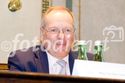 (C) fotodienst.at / Anna Rauchenberger - Wien, am 01.06.2011 - Heute lud das Wirtschaftsforum der Führungskräfte (WdF) zur jährlichen Generalversammlung ins Haus der Industrie. Im Rahmen der Veranstaltung wurden die Agenden des scheidenden Vorsitzenden an den neuen Vorsitzenden übergeben. Das WdF wurde 1979 gegründet und vertritt die Anliegen der österreichischen Führungskräfte, unter anderem als Vertreter im europäischen Dachverband Confédération Européenne des Cadres (CEC). Dem unabhängigen Verein gehören bundesweit knapp 2.800 ManagerInnen an. FOTO: Mag. Christian Domany, WdF