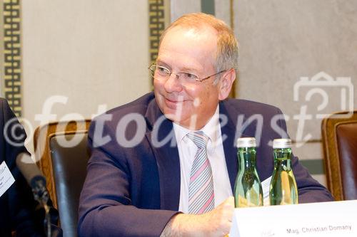 (C) fotodienst.at / Anna Rauchenberger - Wien, am 01.06.2011 - Heute lud das Wirtschaftsforum der Führungskräfte (WdF) zur jährlichen Generalversammlung ins Haus der Industrie. Im Rahmen der Veranstaltung wurden die Agenden des scheidenden Vorsitzenden an den neuen Vorsitzenden übergeben. Das WdF wurde 1979 gegründet und vertritt die Anliegen der österreichischen Führungskräfte, unter anderem als Vertreter im europäischen Dachverband Confédération Européenne des Cadres (CEC). Dem unabhängigen Verein gehören bundesweit knapp 2.800 ManagerInnen an. FOTO: Mag. Christian Domany, WdF