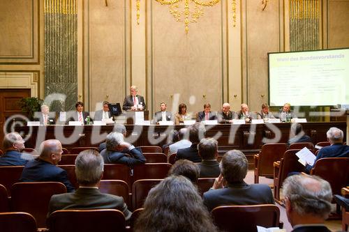 (c) fotodienst / Anna Rauchenberger - Wien, am 02.09.2010 -  Heute fand im Haus der Industrie die Generalversammlung des Wirtschaftsforums der Führungskräfte statt, wobei das Präsidium und der Bundesvorstand neu gewählt wurde. Im Anschluss an die Generalversammlung gab es einen Festvortrag zum Thema: 'Ausnahmezustand - Kommunikation abseits des Gewohnten -  Wie Sie trotz Veränderung im Unternehmen Vertrauen schaffen'