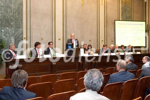 (c) fotodienst / Anna Rauchenberger - Wien, am 02.09.2010 -  Heute fand im Haus der Industrie die Generalversammlung des Wirtschaftsforums der Führungskräfte statt, wobei das Präsidium und der Bundesvorstand neu gewählt wurde. Im Anschluss an die Generalversammlung gab es einen Festvortrag zum Thema: 'Ausnahmezustand - Kommunikation abseits des Gewohnten -  Wie Sie trotz Veränderung im Unternehmen Vertrauen schaffen'