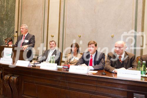 (c) fotodienst / Anna Rauchenberger - Wien, am 02.09.2010 -  Heute fand im Haus der Industrie die Generalversammlung des Wirtschaftsforums der Führungskräfte statt, wobei das Präsidium und der Bundesvorstand neu gewählt wurde. Im Anschluss an die Generalversammlung gab es einen Festvortrag zum Thema: 'Ausnahmezustand - Kommunikation abseits des Gewohnten -  Wie Sie trotz Veränderung im Unternehmen Vertrauen schaffen'