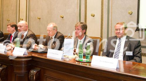 (c) fotodienst / Anna Rauchenberger - Wien, am 02.09.2010 -  Heute fand im Haus der Industrie die Generalversammlung des Wirtschaftsforums der Führungskräfte statt, wobei das Präsidium und der Bundesvorstand neu gewählt wurde. Im Anschluss an die Generalversammlung gab es einen Festvortrag zum Thema: 'Ausnahmezustand - Kommunikation abseits des Gewohnten -  Wie Sie trotz Veränderung im Unternehmen Vertrauen schaffen'