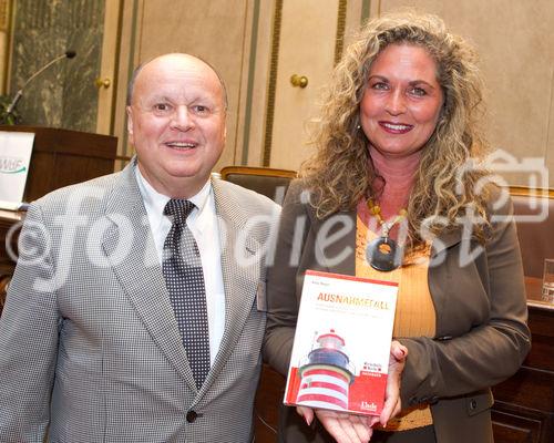 (c) fotodienst / Anna Rauchenberger - Wien, am 02.09.2010 -  Heute fand im Haus der Industrie die Generalversammlung des Wirtschaftsforums der Führungskräfte statt, wobei das Präsidium und der Bundesvorstand neu gewählt wurde. Im Anschluss an die Generalversammlung gab es einen Festvortrag zum Thema: 'Ausnahmezustand - Kommunikation abseits des Gewohnten -  Wie Sie trotz Veränderung im Unternehmen Vertrauen schaffen' FOTO: Linde-Verlag Geschäftsführer Oskar Mennel und die Autorin des Buches und Festrednerin Katja Nagel.