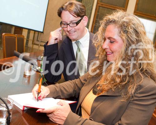 (c) fotodienst / Anna Rauchenberger - Wien, am 02.09.2010 -  Heute fand im Haus der Industrie die Generalversammlung des Wirtschaftsforums der Führungskräfte statt, wobei das Präsidium und der Bundesvorstand neu gewählt wurde. Im Anschluss an die Generalversammlung gab es einen Festvortrag zum Thema: 'Ausnahmezustand - Kommunikation abseits des Gewohnten -  Wie Sie trotz Veränderung im Unternehmen Vertrauen schaffen' FOTO: Autogrammstunde der Autorin des Buches und Festrednerin Katja Nagel.