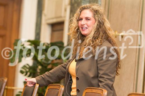 (c) fotodienst / Anna Rauchenberger - Wien, am 02.09.2010 -  Heute fand im Haus der Industrie die Generalversammlung des Wirtschaftsforums der Führungskräfte statt, wobei das Präsidium und der Bundesvorstand neu gewählt wurde. Im Anschluss an die Generalversammlung gab es einen Festvortrag zum Thema: 'Ausnahmezustand - Kommunikation abseits des Gewohnten -  Wie Sie trotz Veränderung im Unternehmen Vertrauen schaffen' FOTO: Autorin des Buches und Festrednerin Katja Nagel.