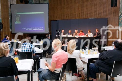 Das Verhütungskettchen
Foto: vlnr: Dr. Dirk Wildemeersch (Gent/BE), Univ. Prof. Dr. Franz Wierrani (Wien), 
OA Dr. Rudolf Wiborny (Horn), Dr.in Doris Linsberger (Krems), Bettina Weidinger (Inst. f. Sexualpädagogik), Dr. Schuhmayer
(C) fotodienst, Martina Draper

