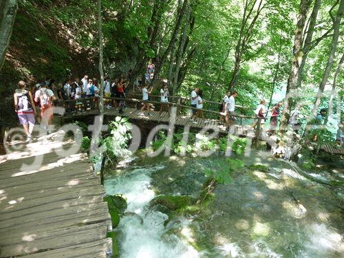 Die Plitvicer Seen in Kroatien zählen zu den größten und schönsten Nationalparks Europas. Offiziell 1949 gegründet wurde das knapp 300 km2 große Gebiet im hügeligen Karstgebiet unweit der Grenze zu Bosnien-Herzegowina 1979 als eines der ersten Naturdenkmäler weltweit in das UNESCO-Weltnaturerbe aufgenommen. Zu Ostern 1991 begann hier der Jugoslawien-Krieg mit blutigen Auseinandersetzungen zwischen serbischen Aufständischen und kroatischen Spezialeinheiten. Heute besuchen den Park jährlich etwa 900.000 Besucher. 