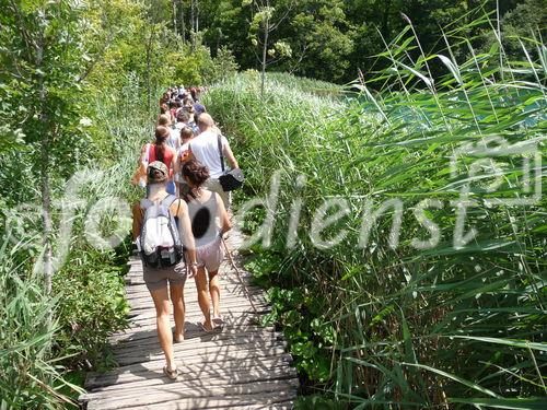 Die Plitvicer Seen in Kroatien zählen zu den größten und schönsten Nationalparks Europas. Offiziell 1949 gegründet wurde das knapp 300 km2 große Gebiet im hügeligen Karstgebiet unweit der Grenze zu Bosnien-Herzegowina 1979 als eines der ersten Naturdenkmäler weltweit in das UNESCO-Weltnaturerbe aufgenommen. Zu Ostern 1991 begann hier der Jugoslawien-Krieg mit blutigen Auseinandersetzungen zwischen serbischen Aufständischen und kroatischen Spezialeinheiten. Heute besuchen den Park jährlich etwa 900.000 Besucher. 