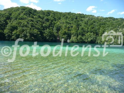 Die Plitvicer Seen in Kroatien zählen zu den größten und schönsten Nationalparks Europas. Offiziell 1949 gegründet wurde das knapp 300 km2 große Gebiet im hügeligen Karstgebiet unweit der Grenze zu Bosnien-Herzegowina 1979 als eines der ersten Naturdenkmäler weltweit in das UNESCO-Weltnaturerbe aufgenommen. Zu Ostern 1991 begann hier der Jugoslawien-Krieg mit blutigen Auseinandersetzungen zwischen serbischen Aufständischen und kroatischen Spezialeinheiten. Heute besuchen den Park jährlich etwa 900.000 Besucher. 