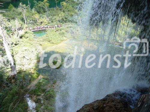 Die Plitvicer Seen in Kroatien zählen zu den größten und schönsten Nationalparks Europas. Offiziell 1949 gegründet wurde das knapp 300 km2 große Gebiet im hügeligen Karstgebiet unweit der Grenze zu Bosnien-Herzegowina 1979 als eines der ersten Naturdenkmäler weltweit in das UNESCO-Weltnaturerbe aufgenommen. Zu Ostern 1991 begann hier der Jugoslawien-Krieg mit blutigen Auseinandersetzungen zwischen serbischen Aufständischen und kroatischen Spezialeinheiten. Heute besuchen den Park jährlich etwa 900.000 Besucher. 