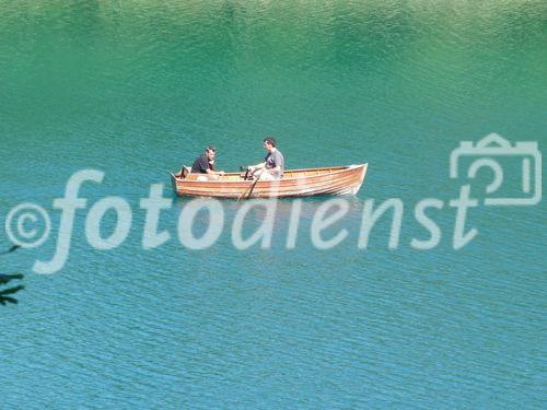 Die Plitvicer Seen in Kroatien zählen zu den größten und schönsten Nationalparks Europas. Offiziell 1949 gegründet wurde das knapp 300 km2 große Gebiet im hügeligen Karstgebiet unweit der Grenze zu Bosnien-Herzegowina 1979 als eines der ersten Naturdenkmäler weltweit in das UNESCO-Weltnaturerbe aufgenommen. Zu Ostern 1991 begann hier der Jugoslawien-Krieg mit blutigen Auseinandersetzungen zwischen serbischen Aufständischen und kroatischen Spezialeinheiten. Heute besuchen den Park jährlich etwa 900.000 Besucher. 