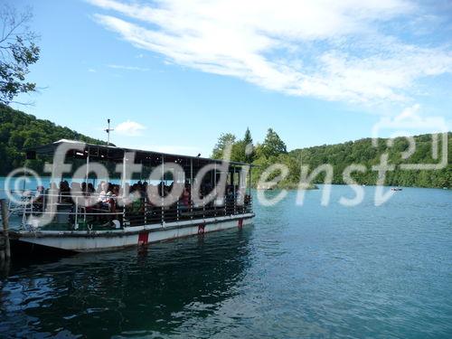 Die Plitvicer Seen in Kroatien zählen zu den größten und schönsten Nationalparks Europas. Offiziell 1949 gegründet wurde das knapp 300 km2 große Gebiet im hügeligen Karstgebiet unweit der Grenze zu Bosnien-Herzegowina 1979 als eines der ersten Naturdenkmäler weltweit in das UNESCO-Weltnaturerbe aufgenommen. Zu Ostern 1991 begann hier der Jugoslawien-Krieg mit blutigen Auseinandersetzungen zwischen serbischen Aufständischen und kroatischen Spezialeinheiten. Heute besuchen den Park jährlich etwa 900.000 Besucher. 