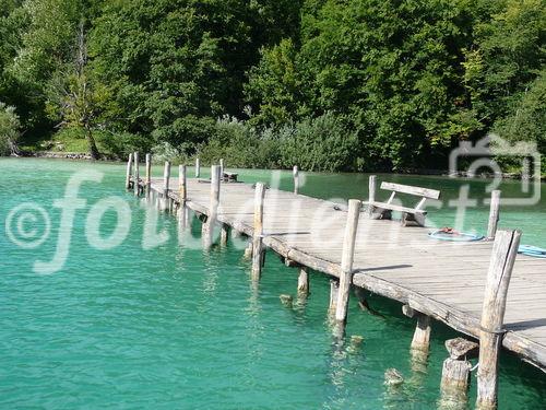 Die Plitvicer Seen in Kroatien zählen zu den größten und schönsten Nationalparks Europas. Offiziell 1949 gegründet wurde das knapp 300 km2 große Gebiet im hügeligen Karstgebiet unweit der Grenze zu Bosnien-Herzegowina 1979 als eines der ersten Naturdenkmäler weltweit in das UNESCO-Weltnaturerbe aufgenommen. Zu Ostern 1991 begann hier der Jugoslawien-Krieg mit blutigen Auseinandersetzungen zwischen serbischen Aufständischen und kroatischen Spezialeinheiten. Heute besuchen den Park jährlich etwa 900.000 Besucher. 