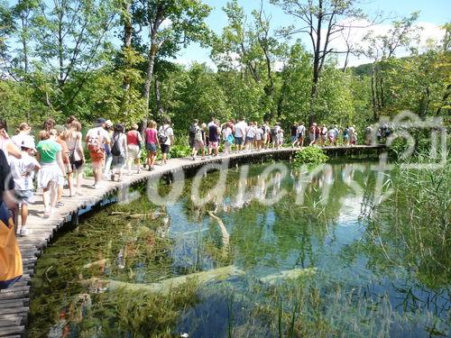 Die Plitvicer Seen in Kroatien zählen zu den größten und schönsten Nationalparks Europas. Offiziell 1949 gegründet wurde das knapp 300 km2 große Gebiet im hügeligen Karstgebiet unweit der Grenze zu Bosnien-Herzegowina 1979 als eines der ersten Naturdenkmäler weltweit in das UNESCO-Weltnaturerbe aufgenommen. Zu Ostern 1991 begann hier der Jugoslawien-Krieg mit blutigen Auseinandersetzungen zwischen serbischen Aufständischen und kroatischen Spezialeinheiten. Heute besuchen den Park jährlich etwa 900.000 Besucher. 