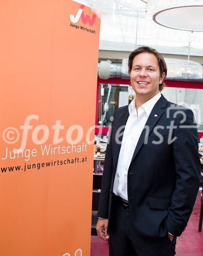 Markus Roth, der Bundesvorsitzende der jungen Wirtschaft stellte am 17.8.2010 die aktuelle Konjunktureinschätzung für die jungen Unternehmer dar.Diese wurde erhoben auf Basis einer repräsentativen Umfrage unter den 35000 Mitgliedern. 