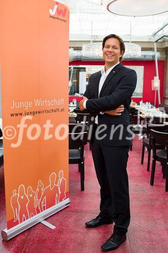 Markus Roth, der Bundesvorsitzende der jungen Wirtschaft stellte am 17.8.2010 die aktuelle Konjunktureinschätzung für die jungen Unternehmer dar.Diese wurde erhoben auf Basis einer repräsentativen Umfrage unter den 35000 Mitgliedern. 