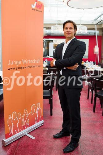 Markus Roth, der Bundesvorsitzende der jungen Wirtschaft stellte am 17.8.2010 die aktuelle Konjunktureinschätzung für die jungen Unternehmer dar.Diese wurde erhoben auf Basis einer repräsentativen Umfrage unter den 35000 Mitgliedern. 