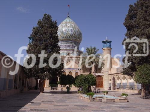 Fotodienst / Wilfried Seywald: Schah Tscheragh ist die Begräbnisstätte der Brüder Amir Ahmad (gestorben 835) und Mir Muhammad des Emam Reza, der während der Verfolgungen der Abbasiden Zuflucht in der Stadt Schiraz gefunden hatte. Das Mausoleum ist eine der bekanntesten Pilgerstätten der Schiiten im Iran. Es befindet sich in der Nähe der Masdsched-e Nou bei Shiraz.