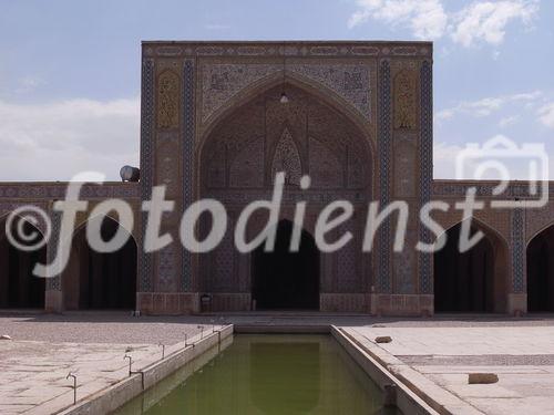 © Fotodienst/Wilfried Seywald: Die Nasir al-Mulk bzw. Nasirolmolk-Moschee zählt zu den bedeutendsten Bauwerken der alten Perserstadt Schiraz.