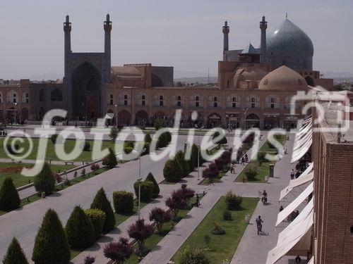 Fotodienst/Wilfried Seywald: Der Meidan-e Emam (früher Königsplatz) ist über 500 m lang und wird von doppelstöckigen Arkaden eingefasst. An jeder Ecke ist er mit einem Gebäude geschmückt: mit den islamischen Prachtmoscheen Maschdsched-e-Emam) und dem Palast Ali Qapu (Hohe Pforte) sowie dem am nördlichen Ende sich anschließenden Basar gehört er zu den größten Sehenswürdigkeiten des Vorderen Orients. Er ist weltweit der größte Platz seiner Art und zählt zum UNESCO-Weltkulturerbe.