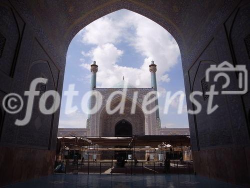 Fotodienst/Wilfried Seywald: Der Meidan-e Emam (früher Königsplatz) ist über 500 m lang und wird von doppelstöckigen Arkaden eingefasst. An jeder Ecke ist er mit einem Gebäude geschmückt: mit den islamischen Prachtmoscheen Maschdsched-e-Emam) und dem Palast Ali Qapu (Hohe Pforte) sowie dem am nördlichen Ende sich anschließenden Basar gehört er zu den größten Sehenswürdigkeiten des Vorderen Orients. Er ist weltweit der größte Platz seiner Art und zählt zum UNESCO-Weltkulturerbe.