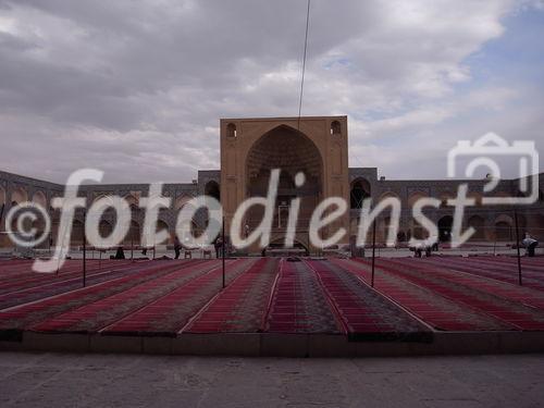 Fotodienst/Wilfried Seywald: Der Meidan-e Emam (früher Königsplatz) ist über 500 m lang und wird von doppelstöckigen Arkaden eingefasst. An jeder Ecke ist er mit einem Gebäude geschmückt: mit den islamischen Prachtmoscheen Maschdsched-e-Emam) und dem Palast Ali Qapu (Hohe Pforte) sowie dem am nördlichen Ende sich anschließenden Basar gehört er zu den größten Sehenswürdigkeiten des Vorderen Orients. Er ist weltweit der größte Platz seiner Art und zählt zum UNESCO-Weltkulturerbe.