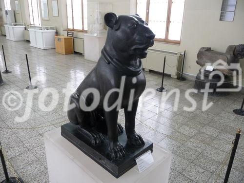 @ Fotodienst / Wilfried Seywald: Iranisches Nationalmuseum Teheran: Sitzender Hund aus Stein aus Persepolis, 5. Jhrt. v.Chr.