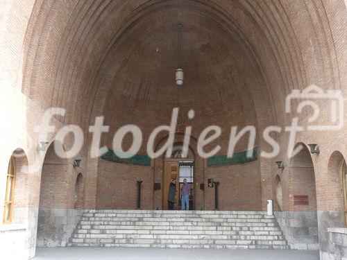 © Fotodienst / Wilfried Seywald. Iranisches Nationalmuseum Teheran: Die vorislamische Abteilung des Nationalmuseums wurde 1937 nach Entwürfen des französischen Architekten A. Godard erbaut. Der Eingang besteht aus einem ziegelgemauerten Gewölbe mit Iwan nach Vorbild des Bogens von Ktesiphon (Taq-e Kisra).